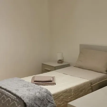 Modern Renovated Apt In Center Lejlighed